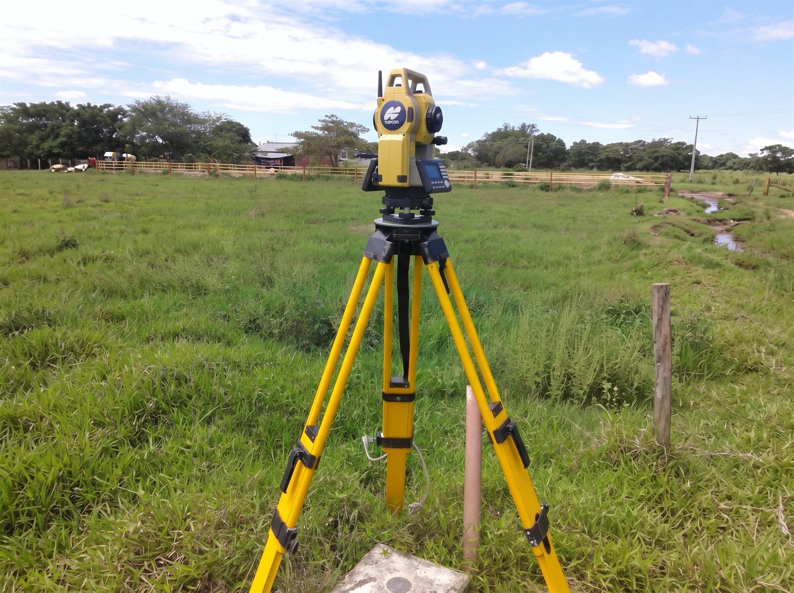 Arazide tripod üzerinde kurulu total station